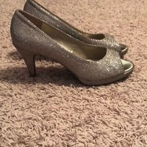 Bandolino peep toe sparkle pumps